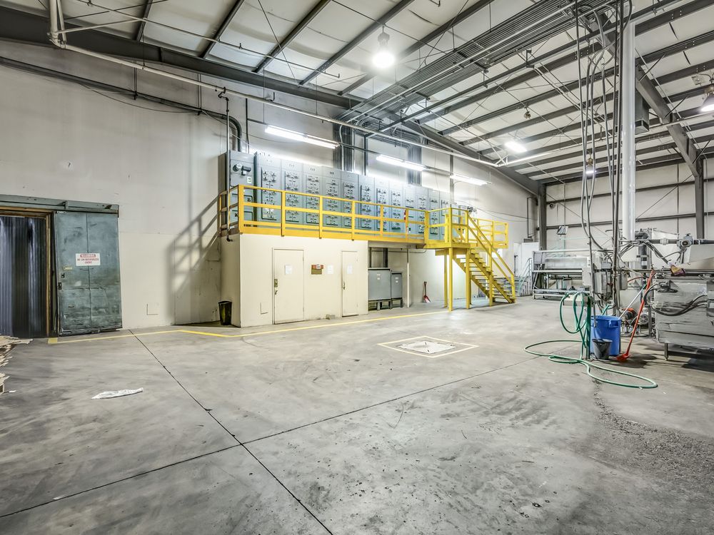 ±86,000 SF High Exposure Industrial Building on 2.42 Acres : 661 L St, Sanger, CA 93657